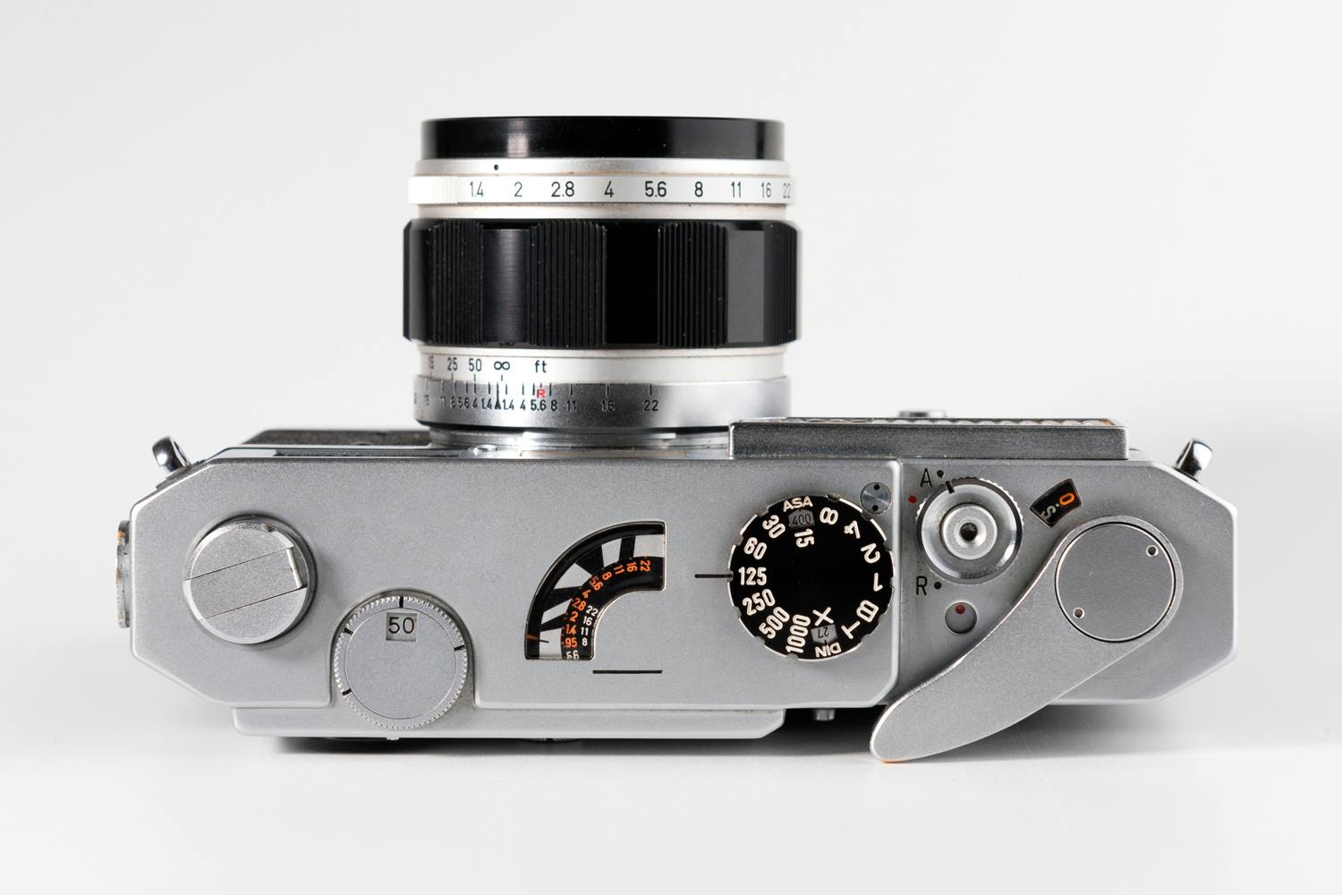 Kontrolfunktioner Lukkertiden styres på selve kameraet, mens blænde og fokus styres på objektivet.